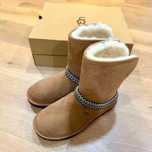 UGG Classic Short Crescent Boot